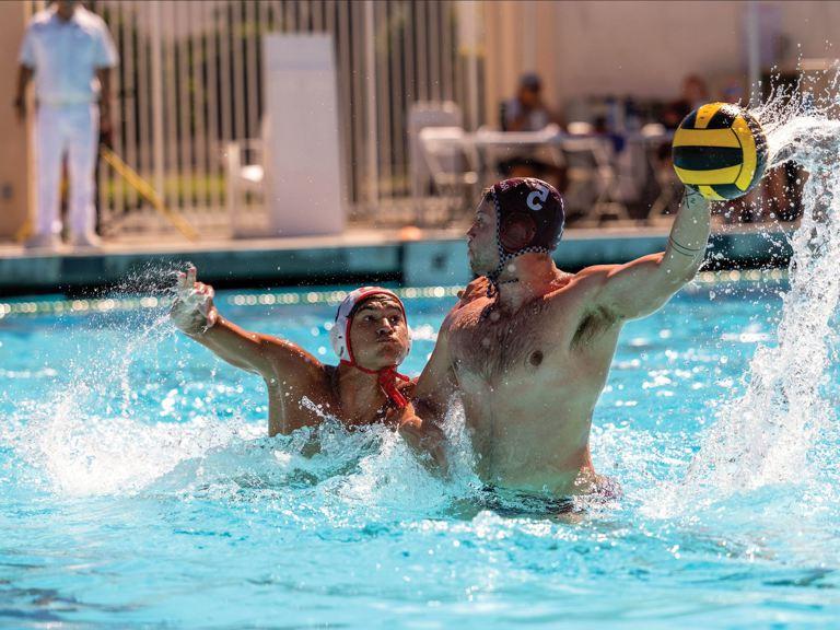 Image carousel - Athletics waterpolo game